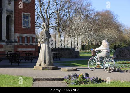 Statue du cardinal Wolsey, chancelier d'Henri VIII, mort ici à l'abbaye de Leicester où il est enterré. Banque D'Images