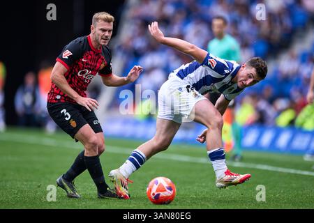Arkaitz Mariezkurrena de la Real Sociedad duels pour le ballon avec Antonio Latorre 'Lato' du RCD Mallorca lors du match LaLiga EA Sports entre le Real S. Banque D'Images
