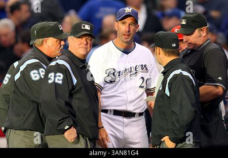 4 octobre 2008- Milwaukee, WI. Miller Park..Milwaukee Brewers Manager Dale Sveum Yakes aux arbitres avant le début du match contre les Phillies..Milwaukee Brewers a remporté les Philadelphia Phillies 4-1 . Mike McGinnis / CSM (image crédit : © Cal Sport Media/ZUMA Press) Banque D'Images