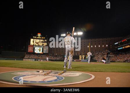 25 mai 2007 : le rival droit d'Oakland A, Nick Swisher, attend hors du pont en haut de la septième. Swisher était 1 pour 3 avec un home run et deux RBI pour la nuit. (Crédit image : © PHOTOGRAPHER/Cal Sport Media) Banque D'Images