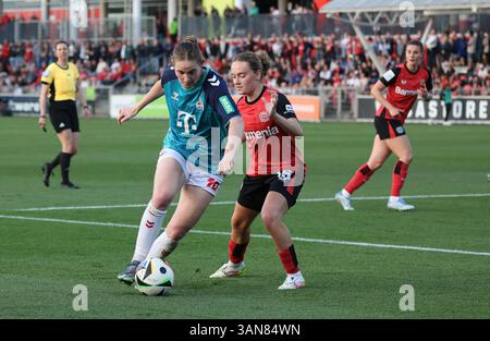 Taylor Marie Ziemer (Koeln, l) und Sofie Zdebel (Leverkusen), Leverkusen, Allemagne. 14 avril 2025. Bundesliga féminine, Journée 19, Bayer 04 Leverkusen - 1. FC Koeln. Crédit : Juergen Schwarz/Alamy Live News Banque D'Images