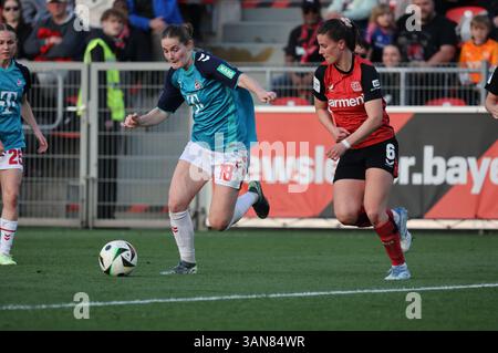 Taylor Marie Ziemer (Koeln, l) und Katharina Piljic (Leverkusen), Leverkusen, Allemagne. 14 avril 2025. Bundesliga féminine, Journée 19, Bayer 04 Leverkusen - 1. FC Koeln. Crédit : Juergen Schwarz/Alamy Live News Banque D'Images
