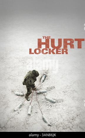 DATE DE SORTIE : 26 juin 2009. TITRE DU FILM : The Hurt Locker. STUDIO : voltage Picturess TERRAIN : Irak. Forcé de jouer à un jeu dangereux de chat et de souris dans le chaos de la guerre, une unité d'escouade de bombe d'élite de l'armée doit se réunir dans une ville où tout le monde est un ennemi potentiel et chaque objet pourrait être une bombe mortelle. PHOTO : affiche Banque D'Images