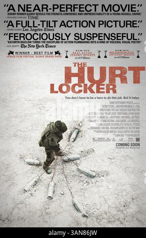 DATE DE SORTIE : 26 juin 2009. TITRE DU FILM : The Hurt Locker. STUDIO : voltage Picturess TERRAIN : Irak. Forcé de jouer à un jeu dangereux de chat et de souris dans le chaos de la guerre, une unité d'escouade de bombe d'élite de l'armée doit se réunir dans une ville où tout le monde est un ennemi potentiel et chaque objet pourrait être une bombe mortelle. PHOTO : affiche Banque D'Images