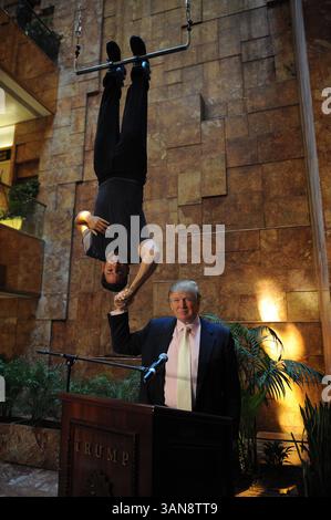 18 septembre 2008, New York City Daredevil David Blaine a annoncé sa dernière cascades lors d'une conférence de presse avec l'homme d'affaires Donald Trump à l'Atrium de la Trump Tower le 18 septembre 2008 à New York. Blaine va pendre la tête en bas au-dessus de la patinoire Woolman pendant trois jours en utilisant des bottes magnétiques. Il ne mangera pas et tentera de dormir à l'envers (crédit image : © Sharkpixs/ZUMA Press) Banque D'Images
