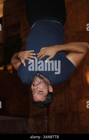 18 septembre 2008, New York City Daredevil David Blaine a annoncé sa dernière cascades lors d'une conférence de presse avec l'homme d'affaires Donald Trump à l'Atrium de la Trump Tower le 18 septembre 2008 à New York. Blaine va pendre la tête en bas au-dessus de la patinoire Woolman pendant trois jours en utilisant des bottes magnétiques. Il ne mangera pas et tentera de dormir à l'envers (crédit image : © Sharkpixs/ZUMA Press) Banque D'Images