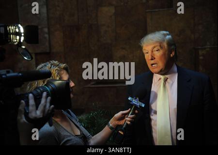 18 septembre 2008, New York City Daredevil David Blaine a annoncé sa dernière cascades lors d'une conférence de presse avec l'homme d'affaires Donald Trump à l'Atrium de la Trump Tower le 18 septembre 2008 à New York. Blaine va pendre la tête en bas au-dessus de la patinoire Woolman pendant trois jours en utilisant des bottes magnétiques. Il ne mangera pas et tentera de dormir à l'envers (crédit image : © Sharkpixs/ZUMA Press) Banque D'Images