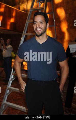 18 septembre 2008, New York City Daredevil David Blaine a annoncé sa dernière cascades lors d'une conférence de presse avec l'homme d'affaires Donald Trump à l'Atrium de la Trump Tower le 18 septembre 2008 à New York. Blaine va pendre la tête en bas au-dessus de la patinoire Woolman pendant trois jours en utilisant des bottes magnétiques. Il ne mangera pas et tentera de dormir à l'envers (crédit image : © Sharkpixs/ZUMA Press) Banque D'Images