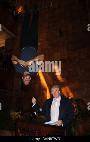 18 septembre 2008, New York City Daredevil David Blaine a annoncé sa dernière cascades lors d'une conférence de presse avec l'homme d'affaires Donald Trump à l'Atrium de la Trump Tower le 18 septembre 2008 à New York. Blaine va pendre la tête en bas au-dessus de la patinoire Woolman pendant trois jours en utilisant des bottes magnétiques. Il ne mangera pas et tentera de dormir à l'envers (crédit image : © Sharkpixs/ZUMA Press) Banque D'Images