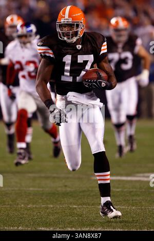 13 octobre 2008 : Braylon Edwards (17 ans), receveur large des Browns de Cleveland, porte la balle sur 49 yards dans le premier quart-temps contre les Giants de New York au stade des Browns de Cleveland. Les Browns battent les Giants 35-14. Photo Â© Jody Gomez / Cal Sport Media (crédit image : © Cal Sport Media/ZUMA Press) Banque D'Images