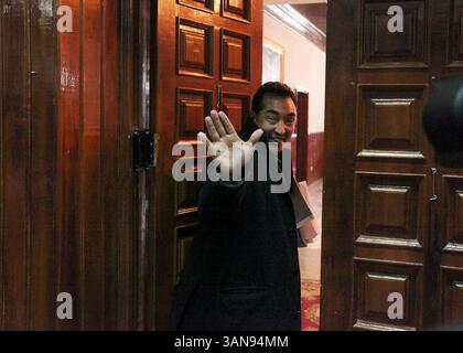 06 janvier 2010 - KABOUL, Texas, AFGHANISTAN - POUR METRO - le ministre afghan du Parlement et ancien candidat à la présidence Ramazan Bashardost fait des vagues alors qu'il quitte une session de la Wolsi Jirga ou Chambre basse du Parlement samedi 2 janvier 2010 à Kaboul, Afghanistan. Lors d'un vote secret, la Wolsi Jirga a rejeté 17 des 24 candidats proposés par le Président Hamid Karzai pour son nouveau cabinet. Bashardost s'est classé troisième dans la course présidentielle afghane. PHOTO EDWARD A. ORNELAS/eaornelas@express-news.net) (crédit image : © San Antonio Express-News/ZUMApress.com) Banque D'Images