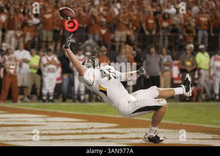Austin, Texas..Missouri Tight End Chase Coffman tente en vain d'attraper une longue passe du quarterback Chase Daniel. Les Texas Longhorns ont battu les Missouri Tigers 56-31, samedi 18 octobre 2008 au Darrell K. Royal Texas Memorial Stadium à Austin, Texas. (Margaret Bowles/CSM) (image crédit : © Cal Sport Media/ZUMA Press) Banque D'Images