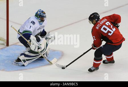Michael Nylander (92) des Capitals de Washington marque un but sur un tir de pénalité contre Roberto Luongo (1) des Canucks de Vancouver en deuxième période au Verizon Center à Washington, DC, le lundi 13 octobre 2008. (Crédit image : © The Washington Times/ZUMA Press) Banque D'Images