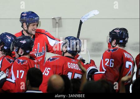 Michael Nylander (92) des Capitals de Washington sourit après avoir marqué un but sur un tir de pénalité contre Roberto Luongo (1) des Canucks de Vancouver en deuxième période au Verizon Center à Washington, DC, le lundi 13 octobre 2008. (Crédit image : © The Washington Times/ZUMA Press) Banque D'Images