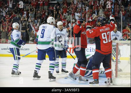 Michael Nylander (92) et Brooks Laich (21), des Capitals de Washington, célèbrent le but d’Alexander Semin contre les Canucks de Vancouver en première période au Verizon Center à Washington, DC, le lundi 13 octobre 2008. (Crédit image : © The Washington Times/ZUMA Press) Banque D'Images