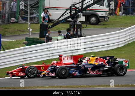 Kimi Raikkonen (fin) Ferrari F2008 aux côtés de Mark Webber (AUS) Red Bull Racing RB4 ..Formula One World Championship, Rd16, Grand Prix du Japon, Race Day, Fuji Speedway, dimanche 12 octobre 2008. Banque D'Images