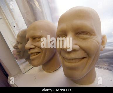 Jan 13, 2010 - Saint-Pétersbourg, Russie - la tête de cire du président des États-Unis BARACK OBAMA a fait dans l'atelier du Musée de Saint-Pétersbourg des figures de cire en Russie. La figure de cire de Barack Obama sera bientôt exposée au public. Soi-disant peu de gens peuvent reconnaître Obama dans cette œuvre d'art qui ressemble plus à un monstre de film d'horreur. (Crédit image : © PhotoXpress/ZUMA Press) Banque D'Images
