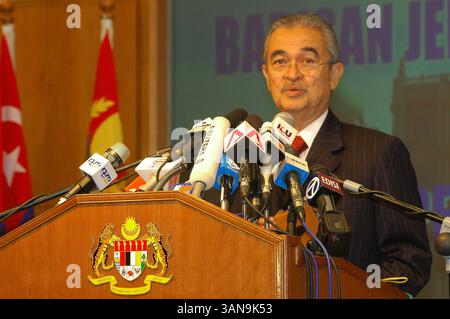 DATE RECORD NON DÉCLARÉE KUALA LUMPUR, 14 avril Malaisie le cinquième premier ministre Tun Abdullah Ahmad Badawi est décédé aujourd'hui à l'âge de 85 ans. La nouvelle du décès de l'homme d'État à l'Institut National de cardiologie IJN a été confirmée par son beau-fils, Khairy Jamaluddin, à travers un post sur les médias sociaux Archive photo.H.BERBAR Banque D'Images