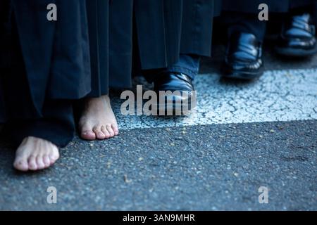Leon, Espagne. 14 avril 2025. Les pénitents de la confrérie Nuestra Señora de las Angustias, portant le trône du Christ sur leurs épaules, marchent pieds nus, pendant la procession de la passion dans les rues de León le lundi Saint. Les Frères de notre-Dame des douleurs, la Fraternité du doux nom de Jésus de Nazareth et la Fraternité Royale du très Saint Sacrement de Minerve existent depuis plus de 400 ans. Crédit : SOPA images Limited/Alamy Live News crédit : SOPA images Limited/Alamy Live News Banque D'Images