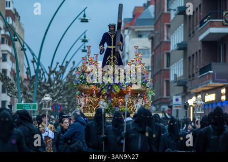 Les pénitents de la confrérie Nuestra Señora de las Angustias, le visage couvert, portent le trône du Christ sur leurs épaules, lors de la procession de la passion dans les rues de León le lundi Saint. Les Frères de notre-Dame des douleurs, la Fraternité du doux nom de Jésus de Nazareth et la Fraternité Royale du très Saint Sacrement de Minerve existent depuis plus de 400 ans. (Photo de Luis Soto/SOPA images/SIPA USA) crédit : SIPA USA/Alamy Live News Banque D'Images