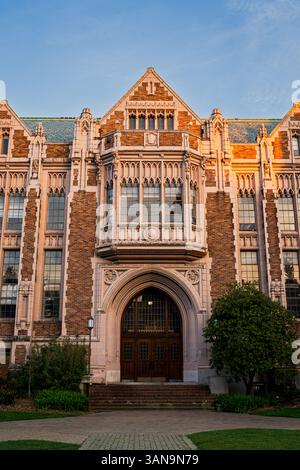 Seattle WA USA - 7 avril 2025 : campus UW avec Cherry Blossom au Sunsest Banque D'Images