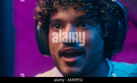 Gros plan mains clavier Indien Arabian Man joueur joueur face à l'ordinateur rire profitez de cris excités exclamation gagner victoire succès masculin Guy cyberspace Banque D'Images