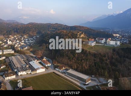Image de drone, bâtiments résidentiels, zone de peuplement, ruines de Jagdberg, Schlins, Walgau, Vorarlberg, Autriche, Europe Banque D'Images