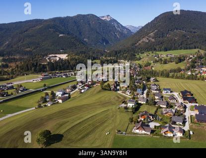 Image de drone, bâtiments résidentiels, vue du village, Pichl-Kainisch, Hinterberger Tal, Salzkammergut, Styrie, Autriche, Europe Banque D'Images
