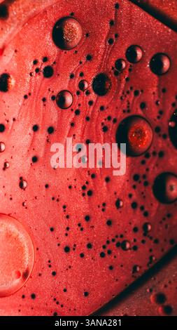 Flux brillant. Mélange de peinture défocalisé encre de couleur bronze rouge bulles d'eau essence fluide gouttes liquides flottant sur fond abstrait. Banque D'Images