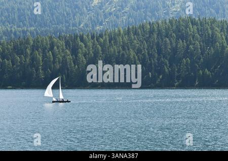 Segelboot auf dem composé Moritz See, Celerina, Schweiz Banque D'Images