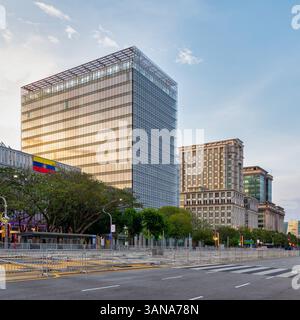 Flâner le long de la rue Persiaran Perdana révèle des bâtiments contemporains frappants et une végétation luxuriante à Putrajaya, en Malaisie, au cours d'une soirée tranquille. L'atmosphère est vibrante mais sereine Banque D'Images