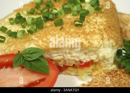 Omelette fraîchement préparée avec du pain grillé et de la tomate Banque D'Images