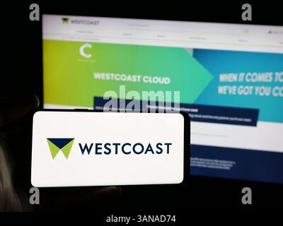 Allemagne. 4 mars 2025. Dans cette illustration photo, une personne tient un smartphone avec le logo de la société INFORMATIQUE britannique Westcoast Limited sur l'écran devant le site Web. (Crédit image : © timon Schneider/SOPA images via ZUMA Press Wire) USAGE ÉDITORIAL SEULEMENT ! Non destiné à UN USAGE commercial ! Banque D'Images