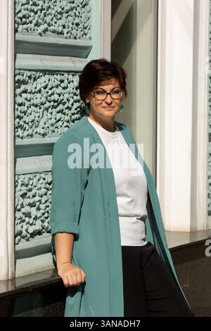 Une belle femme d'âge moyen avec les cheveux courts et les lunettes Banque D'Images