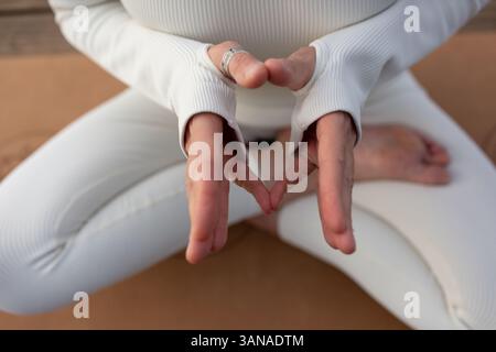 Femme mature pratiquant le yoga Kundalini, lotus mudra, gros plan Banque D'Images