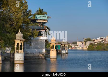 Chhatris à Amba Pol Swaroop Sagar Lake Udaipur Rajasthan Inde Banque D'Images