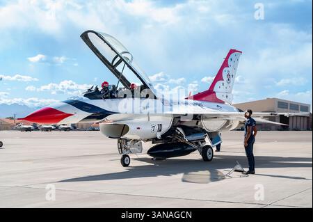 De gauche à droite, le lieutenant Col. Taylor Wight de l'US Air Force, officier des opérations et pilote affecté aux Thunderbirds, et Michael Patterson, un Homet Banque D'Images