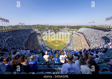Los Angeles, Californie, États-Unis. 13 avril 2025. Les fans se tiennent pendant l'hymne national lors d'un match de Ligue majeure de baseball entre les Cubs de Chicago et les Dodgers de Los Angeles au Dodger Stadium le 13 avril 2025 à Los Angeles, en Californie. Greg Fiore/Cal Sport Media (crédit image : © Greg Fiore/Cal Sport Media). Crédit : csm/Alamy Live News Banque D'Images