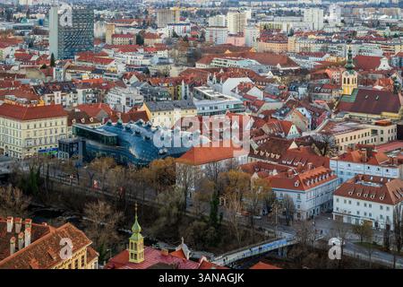 Horizon de la ville avec Kunsthaus (musée d'art de Graz), Graz, Styrie, Autriche Banque D'Images
