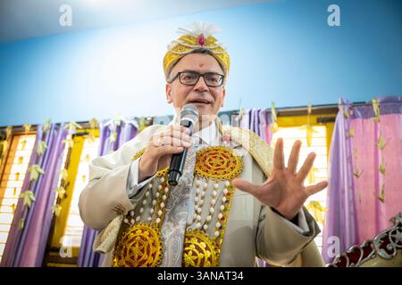 Neu Delhi, Inde. 15 avril 2025. Florian Herrmann (CSU), chef de la Chancellerie de l'État de Bavière, visite l'usine de "PAINS" lors d'une visite de plusieurs jours en Inde par le ministre-président de Bavière. BREAD est une maison Don Bosco pour les enfants défavorisés. Le ministre bavarois, le président Söder, n'a pas pu prendre part au reste du voyage après être tombé malade et a été remplacé par Herrman. Crédit : Peter Kneffel/dpa/Alamy Live News Banque D'Images