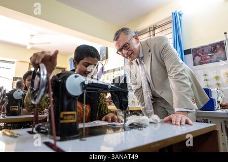 Neu Delhi, Inde. 15 avril 2025. Florian Herrmann (CSU, à droite), chef de la Chancellerie de l'État bavarois, visite l'installation des « PAINS » lors d'une visite de plusieurs jours en Inde du ministre-président bavarois, Söder. BREAD est une maison Don Bosco pour les enfants défavorisés. Le ministre bavarois, le président Söder, n'a pas pu prendre part au reste du voyage après être tombé malade et a été remplacé par Herrman. Crédit : Peter Kneffel/dpa/Alamy Live News Banque D'Images
