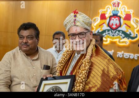Neu Delhi, Inde. 15 avril 2025. Florian Herrmann (à droite, CSU), chef de la Chancellerie d’État bavaroise, est reçu par Sri Siddaramalah (à gauche), premier ministre de l’État du Karnataka, lors d’un voyage de plusieurs jours en Inde du premier ministre bavarois Söder. Le premier ministre bavarois Söder n'a pas pu prendre part au reste du voyage après être tombé malade et a été remplacé par M. Herrman. Crédit : Peter Kneffel/dpa/Alamy Live News Banque D'Images