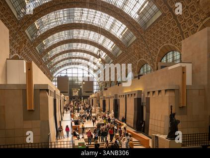 France, Paris, Musée d’Orsay, intérieur de la galerie d’art, allée centrale des sculptures Banque D'Images