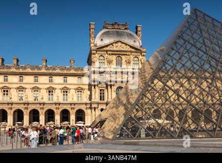 France, Paris, Musée du Louvre, visiteurs faisant la queue pour entrer à Pyramide au Pavillon Richelieu Banque D'Images
