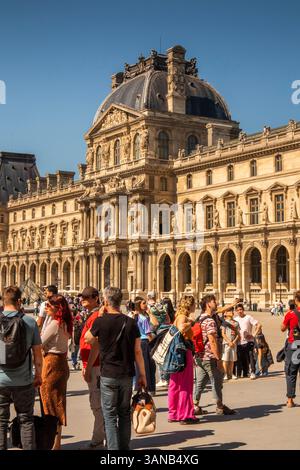 France, Paris, Musée du Louvre, foules de visiteurs dans la Cour Napoléon au Pavillon Richelieu Banque D'Images