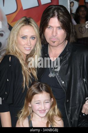 17 novembre 2008 - Los Angeles, Californie, États-Unis - le chanteur BILLY RAY CYRUS et sa famille à la première mondiale 'Bolt' au El Capitan Theatre, Hollywood (crédit image : © Jeff Frank/ZUMA Press) Banque D'Images
