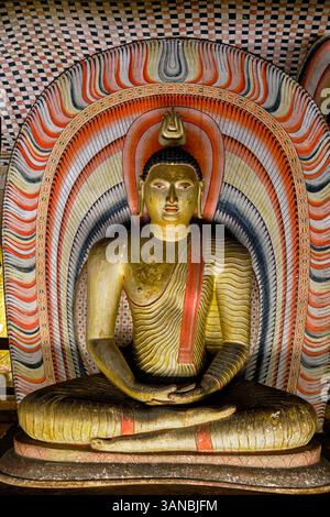 Sri Lanka, Ceylan, Province centrale, Dambulla, Temple bouddhiste des grottes, grotte 2, statues bouddhistes et fresques Banque D'Images