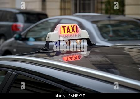 vue sur le panneau d'un taxi parisien dans la ville Banque D'Images
