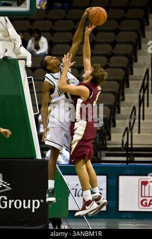 15 novembre 2008 : L'attaquant Ayron Hardy (10 ans) de Jacksonville bloque le tir du garde de l'État de Floride Luke Loucks (3 ans) en match entre les Seminoles de l'État de Floride et les Dolphins de l'Université de Jacksonville au Veterans Memorial Arena de Jacksonville, en Floride. Florida State a battu Jacksonville 59-57.(image crédit : © Gray Quetti/Cal Sport Media) Banque D'Images