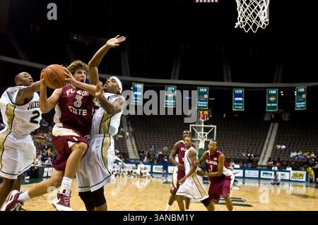 15 novembre 2008 : le garde de l'État de Floride Luke Loucks (3) conduit pour un panier tout en étant défendu par l'attaquant Marcus Allen (45) et Aric Brooks (22) lors d'une action en match entre les Seminoles de l'État de Floride et les Dolphins de l'Université de Jacksonville à la Veterans Memorial Arena de Jacksonville, en Floride. Florida State a battu Jacksonville 59-57.(image crédit : © Gray Quetti/Cal Sport Media) Banque D'Images